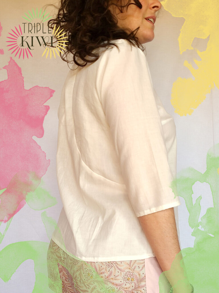 Iris, la blusa discretamente original, vista lateral.